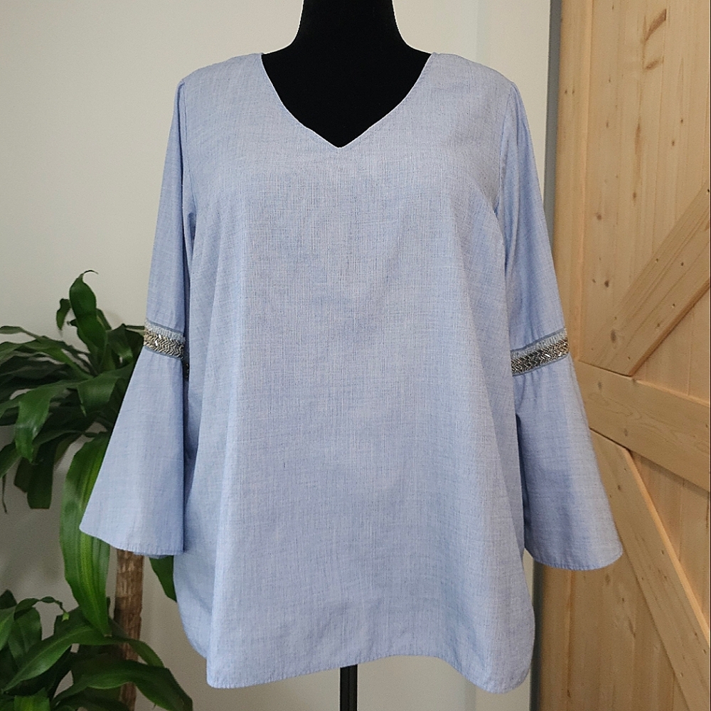 JANE and DELANCEY size 1X Women's Light Blue V-Neck Top with Beaded Sleeve